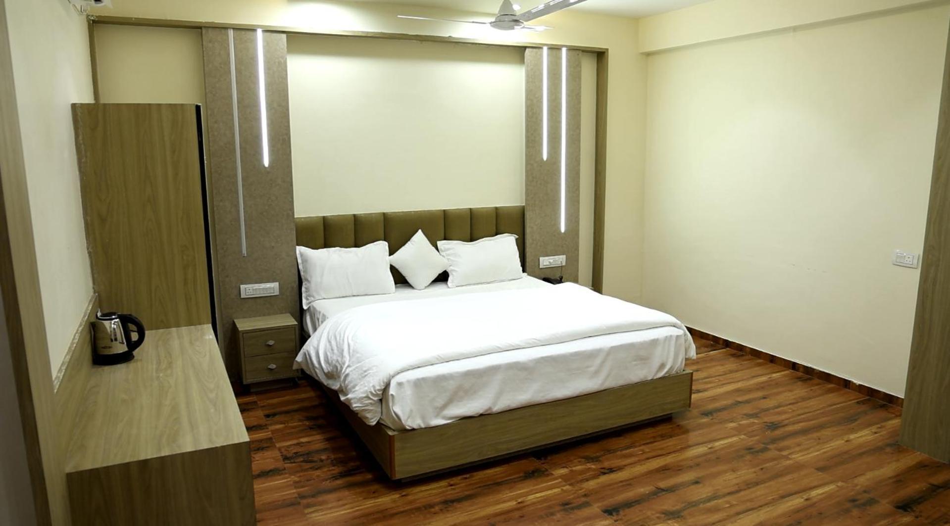 Hotel Royal Bistro Mahesana Extérieur photo