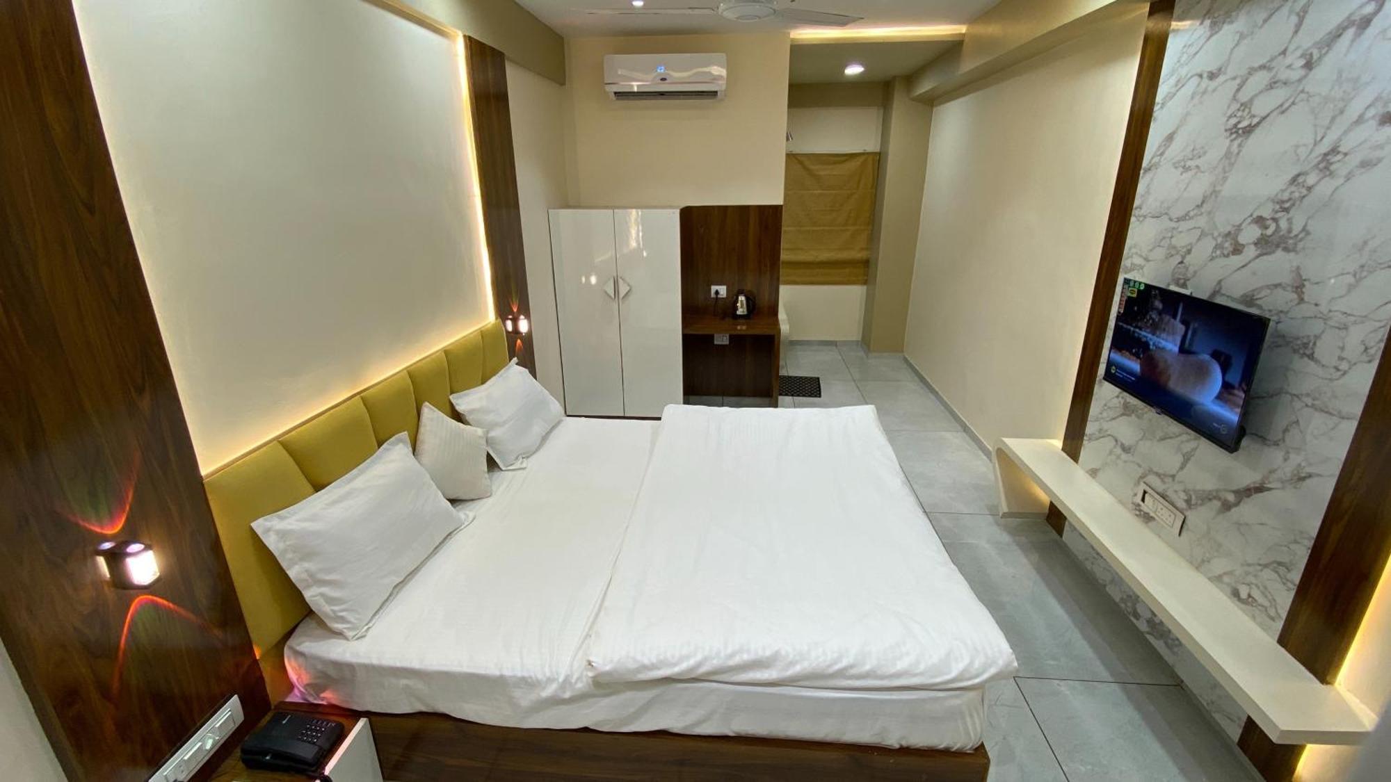 Hotel Royal Bistro Mahesana Extérieur photo