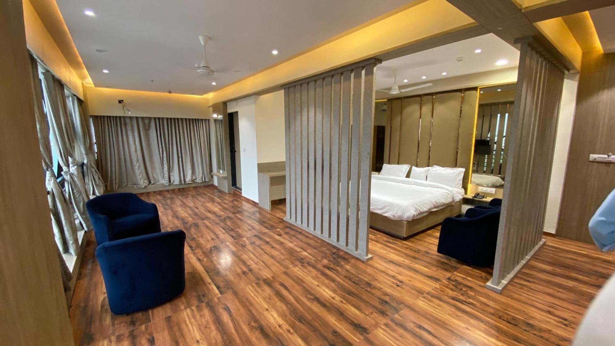 Hotel Royal Bistro Mahesana Extérieur photo