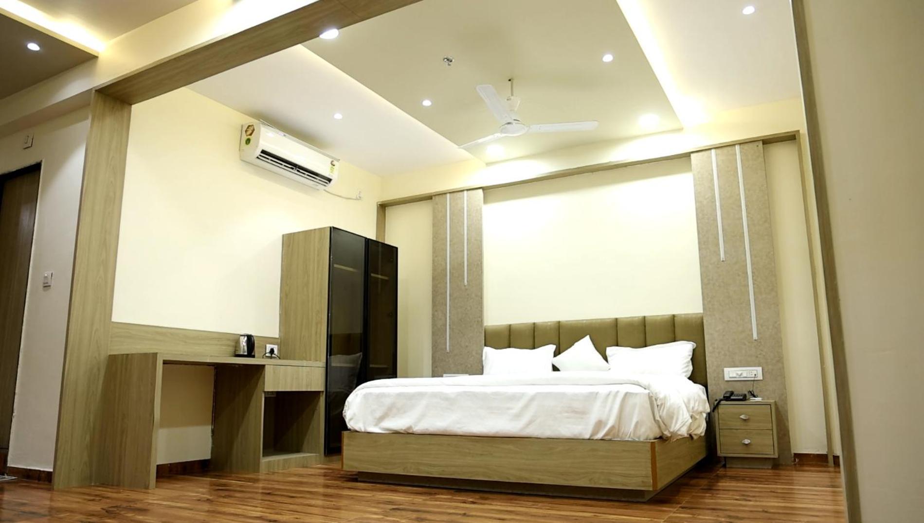 Hotel Royal Bistro Mahesana Extérieur photo