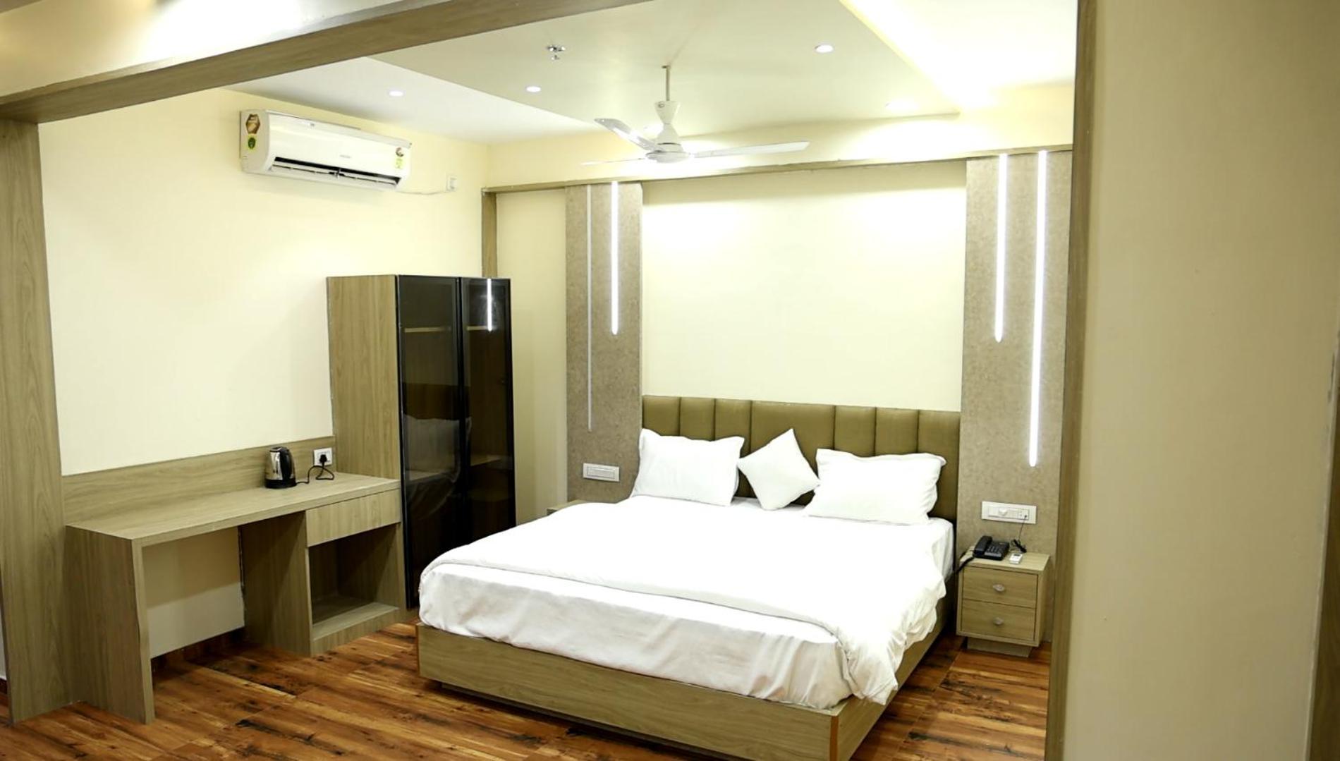 Hotel Royal Bistro Mahesana Extérieur photo