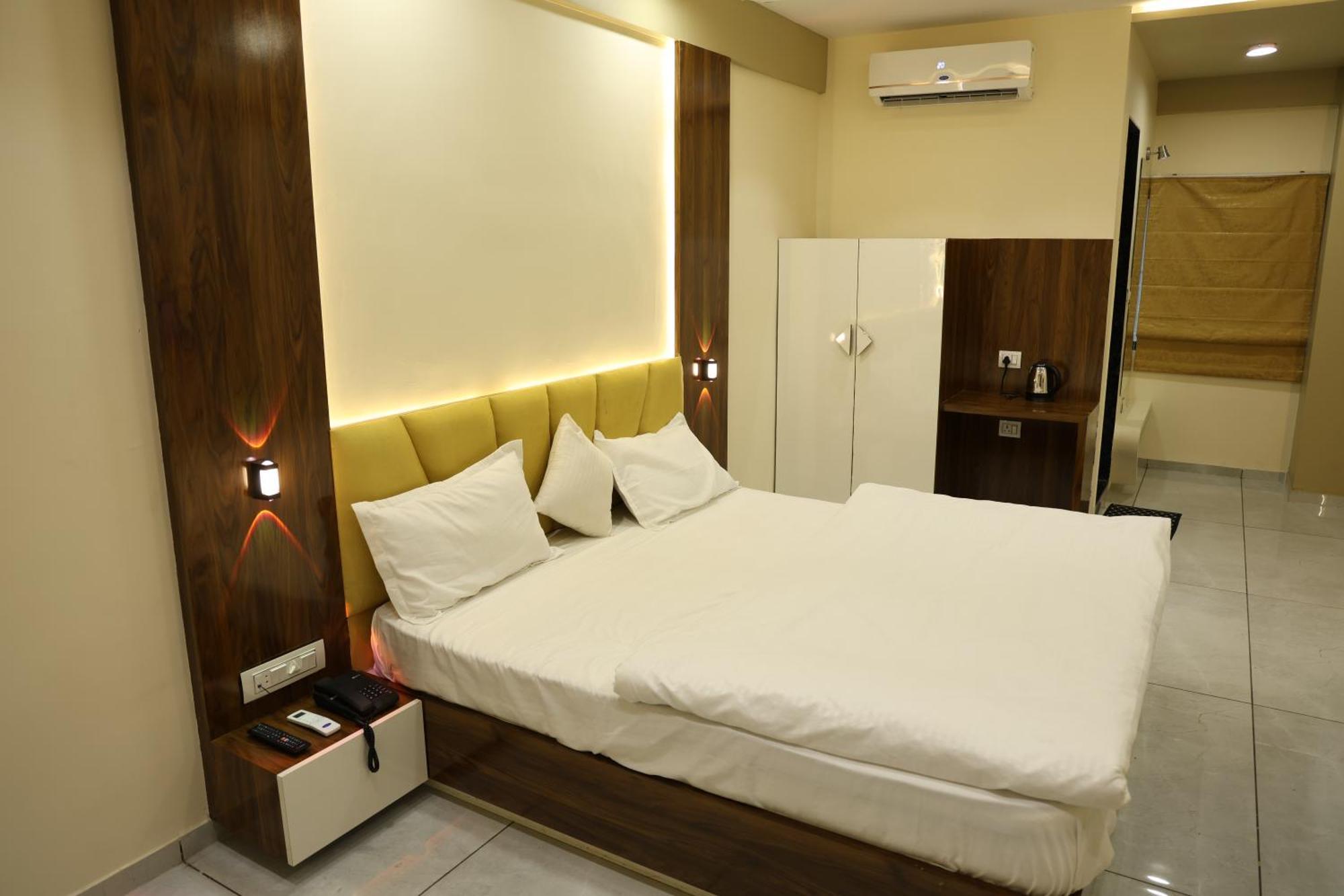 Hotel Royal Bistro Mahesana Extérieur photo